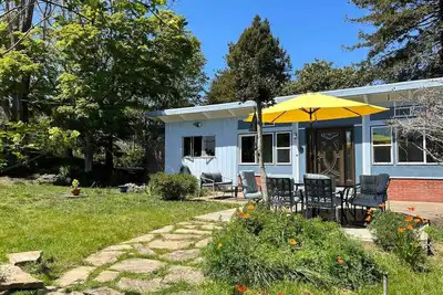 Image de Blue Beauty - Sunny Garden, Walk to local beaches!