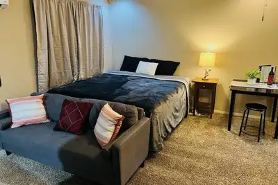 Image de Modern Studio With Full Kitchen & Bathroom