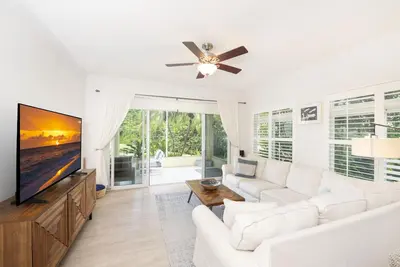 Image de Crescent Point #9 / 3 Br Ground Floor Condo on 7 Mile Beach w/ Pool