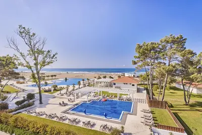 For the Whole Family! Two Comfortable 2br Suites, Beachfront, Outdoor Pools!