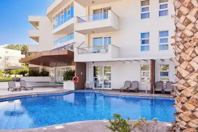Ultimate Beach Escape! Two Spacious 2br Suites! Swimming Pools, Spa, Beachfront!