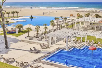 Image de Beachfront Hotel! Three Spacious 2br Suites, Free Parking, Outdoor Pools!