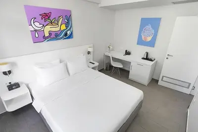 For The Whole Family! 4 Convenient Accommodations, Beachfront, Swimming Pools!