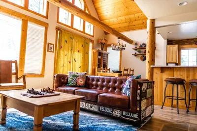 Image de Cozy renovated Running Y Chalet w Deck, Grill, Hot tub & Resort amenities.