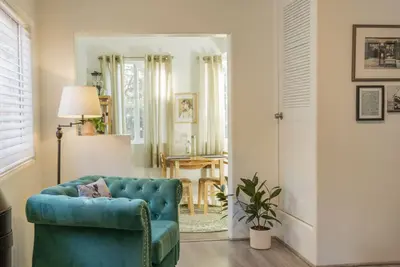 Image de Walk to Trails/Wine Bars, Colorful & Elegant Home! Yard, Firepit