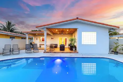 Image de 3-bedroom vacation home with pool, 9 minutes from major attractions