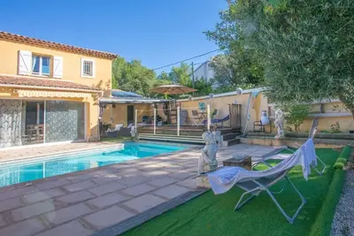 Image de gite pour 3 à 4 pers proche de toute commodité et transport.