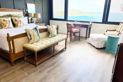 Image de **Hidden Gem: Luxurious Oceanview Escape with Modern Amenities and Generator**