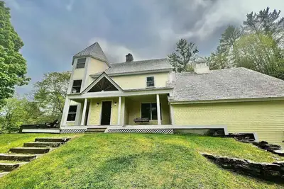 Image de Spacious home Featuring a hot tub, fire pit, fireplace and more!