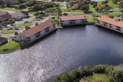 Image de Serene Lakefront Escape