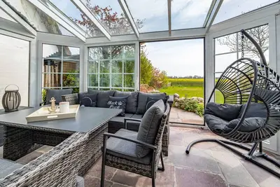 Image de Part of the house under thatch with a fantastic view over the Morsum meadows.