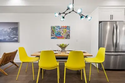 Image de Bright & Bold 4bdrm Modern Retreat