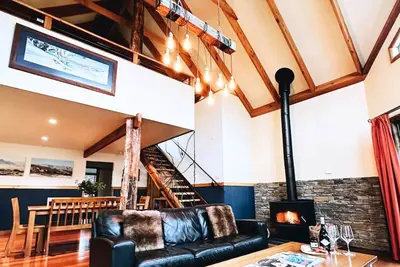Image de Large comfortable Ski and Bike Chalet with gorgeous Alpine character
