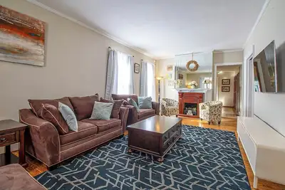 Image de Spacious 5-bedroom and 2 bath house in charming Niagara Falls with central Ac