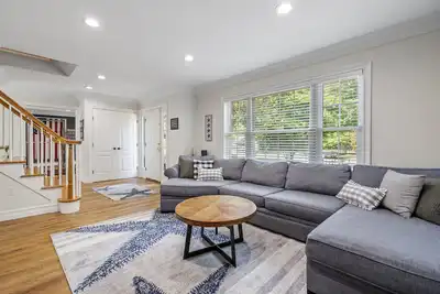 Image de Updated home with canal & hot tub in backyard. Close to everything!