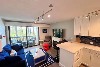 Image de Bayview Escape - Chic 2 Br Condo - Steps to the Beach