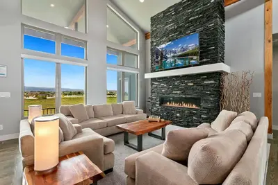 Image de Luxury Home w\/ Spectacular Rocky Mtn Views!