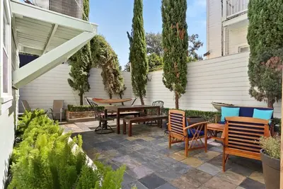 Image de Garden District | Patio | Garage Parking | 3 Beds