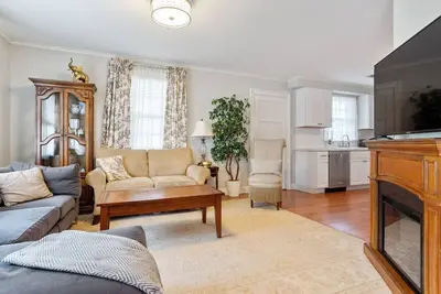 Image de Peaceful Lakeview 2bd Cottage Home, Huge Yard!
