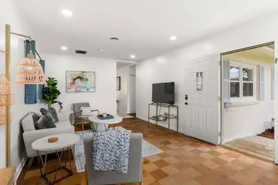 Image de Free-standing Beauty w Covered Parking and Yard