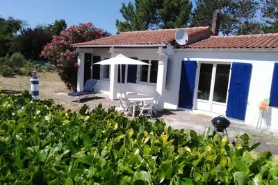 Image de Maison oléronaise : plage à pied et piste cyclable au bout du grand jardin