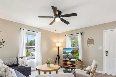 Image de Charming Belmont Bungalow - 5 Min Walk to Downtown