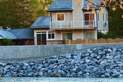 Image de Riverfront Bragg Creek Home - The Perfect Getaway w/spacious deck