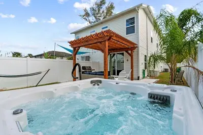 Image de Walk to the Beach! Cozy Home w Hot Tub for Groups