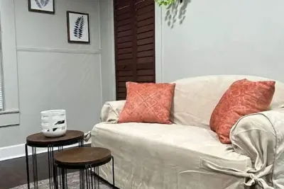 Image de Modern & Cozy Downtown Cottage.