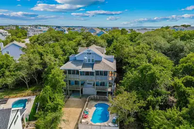 Image de Tree-lined retreat with ocean views - 7-min walk to beach