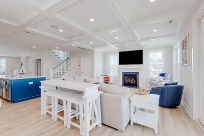 Image de Immaculate bay-view home with pool table, karaoke, balconies, bikes, fireplace