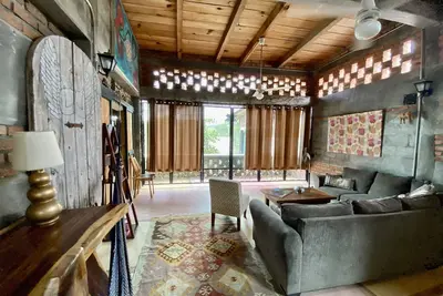 Image de Unique artsy cabin, large window views