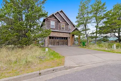 Image de Dog-friendly coastal retreat with a game room, patio, grill, jetted tub, & W/D
