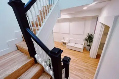 Image de Modern, Spacious Oasis! Getaway! 7 min to Downtown