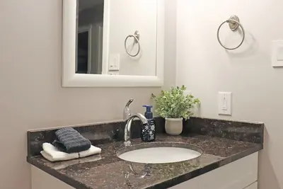 Image de Modern 2 Bedroom Apartment - Unit #101