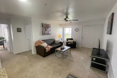Image de Main Level 2-bedroom 2-bathroom apartment