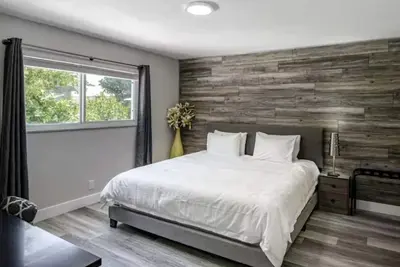 Image de 🌴 Beach Getaway | Hot Tub | Pets Ok! | Fire Pit | WiFi 🌴