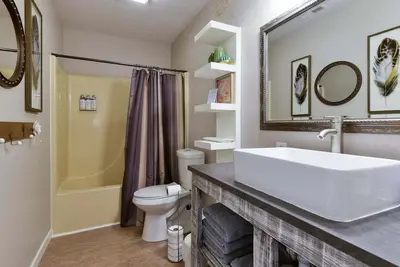 Image de Welcome to the Honeybee Condo