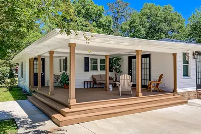 Image de Gorgeous coastal cottage with patio, covered deck, Ac, & W/D