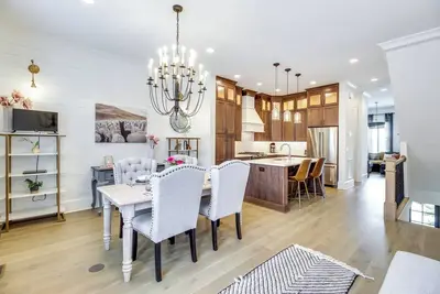 Image de Charming Savannah Townhome - 1 Block to Riverwalk!