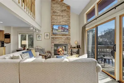 Image de Steps to the chairlift! Slopeside Views, 3br, Sleeps 8!