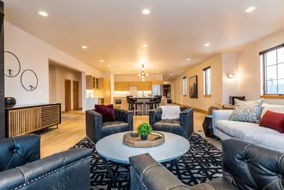 Image de Luxury Penthouse w/hot tub overlooking Whitefish, close to Glacier. 3/3. 5bath