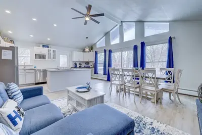 Image de The Lux Big Blue House~Movie room~Arcades~HotTub~6br~FirePit~Family friendly!