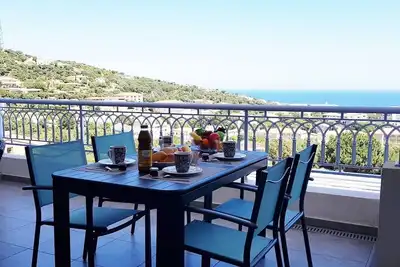 Image de Appartement T3, face Ă la mer, Ă 5 mn en voiture des plages et du centre-ville