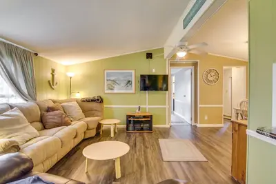 Image de Beachy Lewes Home w/ Outdoor Shower & Fire Pit!