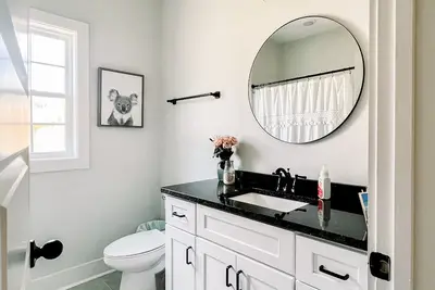 Image de Cute House. 5 miles from Auburn University with Porch Swing and Grill