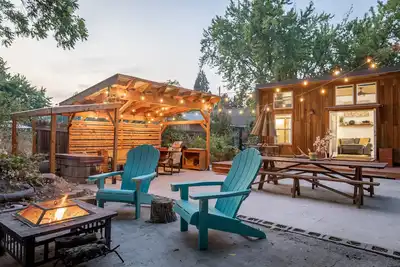 Image de TinyHouse Oasis - Hot Tub-Bikes-FirePit-Bbq-Projector-Ax Throwing-Pet Friendly