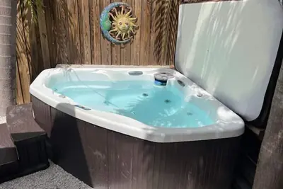 Image de Hot Tub Duval Duplex w/parking