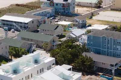 Image de Nalu Townhomes vacation steps from the beach with rooftop patio!