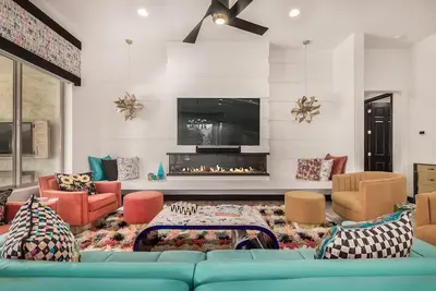 Image de Within Pebblecreek - 2bd+Den Pet Friendly Designers Delight w/ Private Pool & Spa!